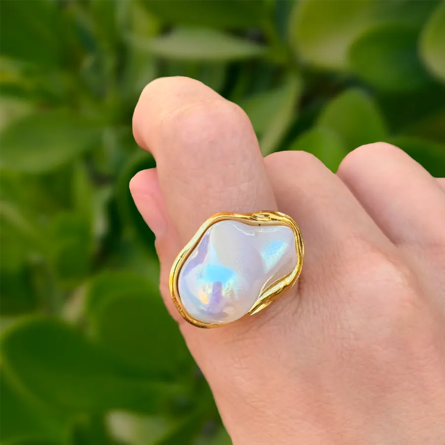 Anillo Dorado con Perla Irregular