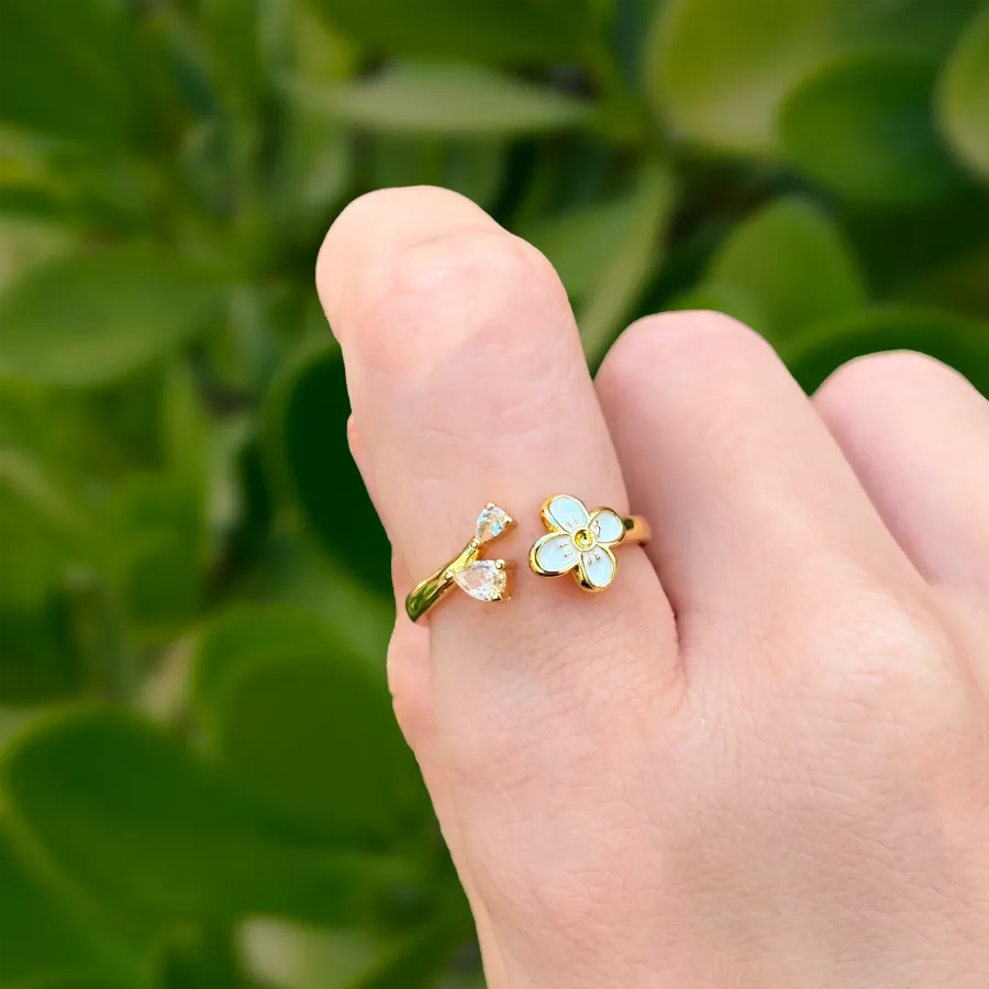 Anillo Dorado Flor Blanca Ajustable Chapa de Oro