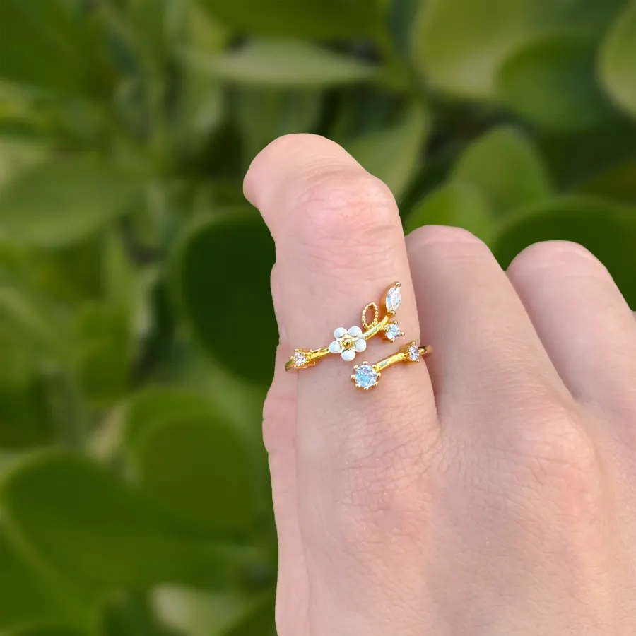 Anillo Dorado Flor Blanca con Zirconias Ajustable Chapa de Oro