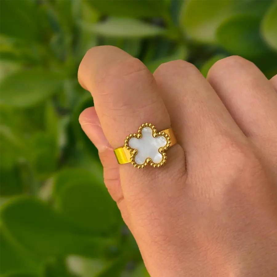 Anillo Dorado Trebol Blanco Acero de Titanio
