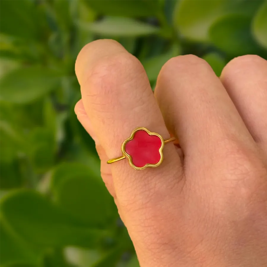 Anillo Dorado Trebol Rojo Acero de Titanio