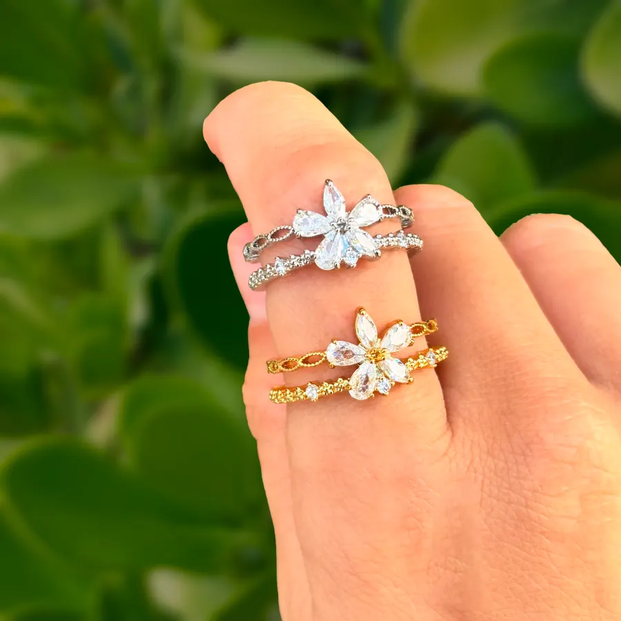 Anillo Flor Zirconias Ajustable Chapa de Oro