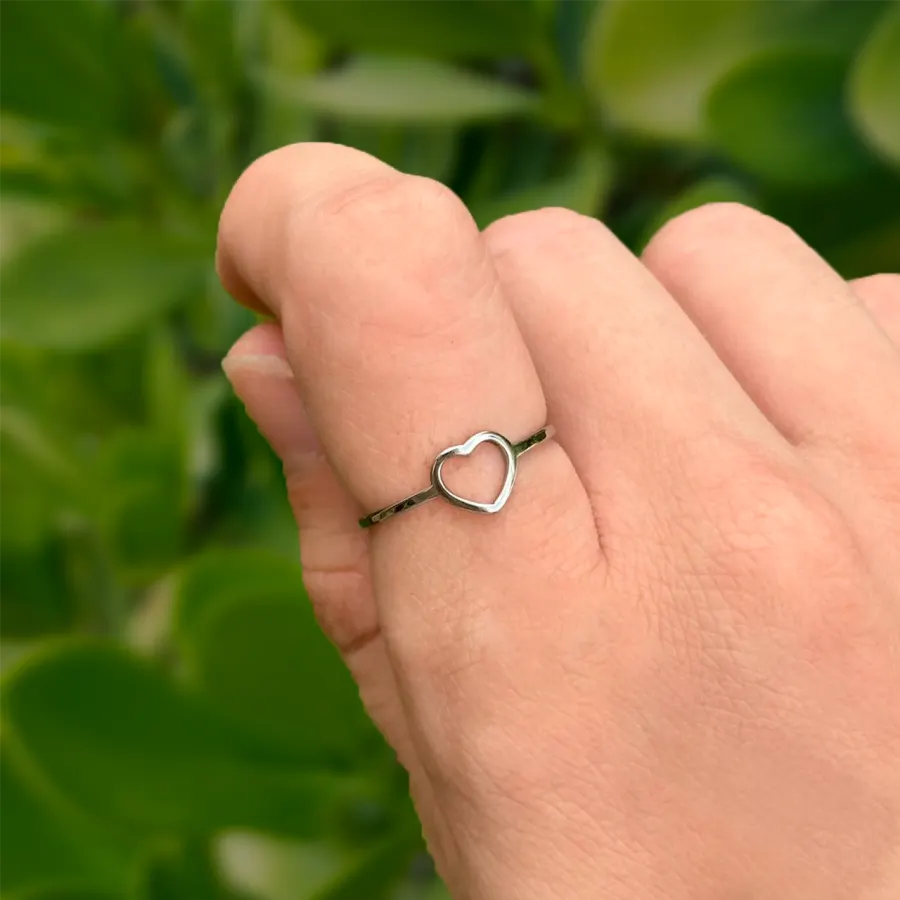 Anillo Plateado Corazon Delineado Acero Inoxidable
