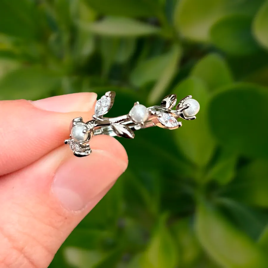 Anillo Plateado Hojas con Zirconias y Perlas Ajustable Chapa de Oro