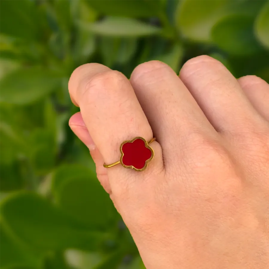 Anillo Trebol Rojo Vino Acero de Titanio