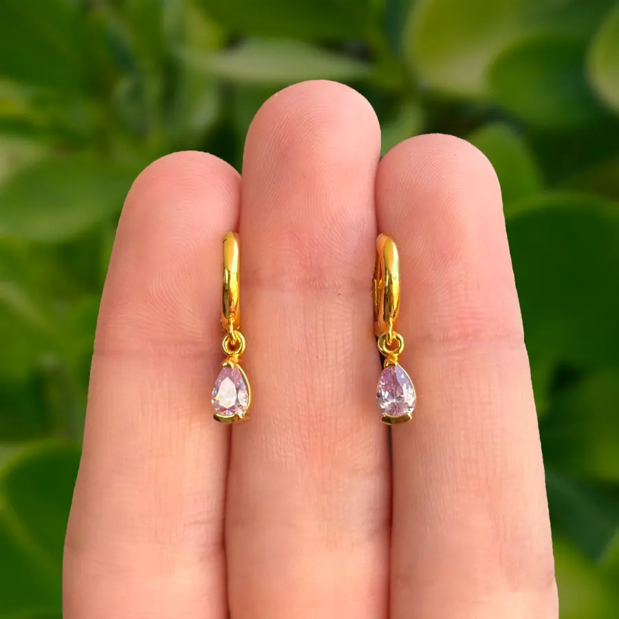 Aretes Arracada Dorada Gota de Zirconia Lila Chapa de Oro
