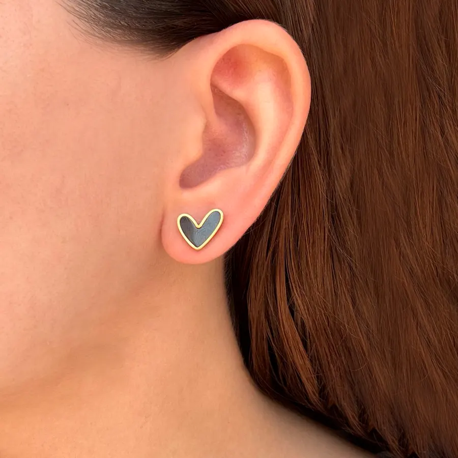 Aretes Dorados Corazon Negro Acero de Titanio