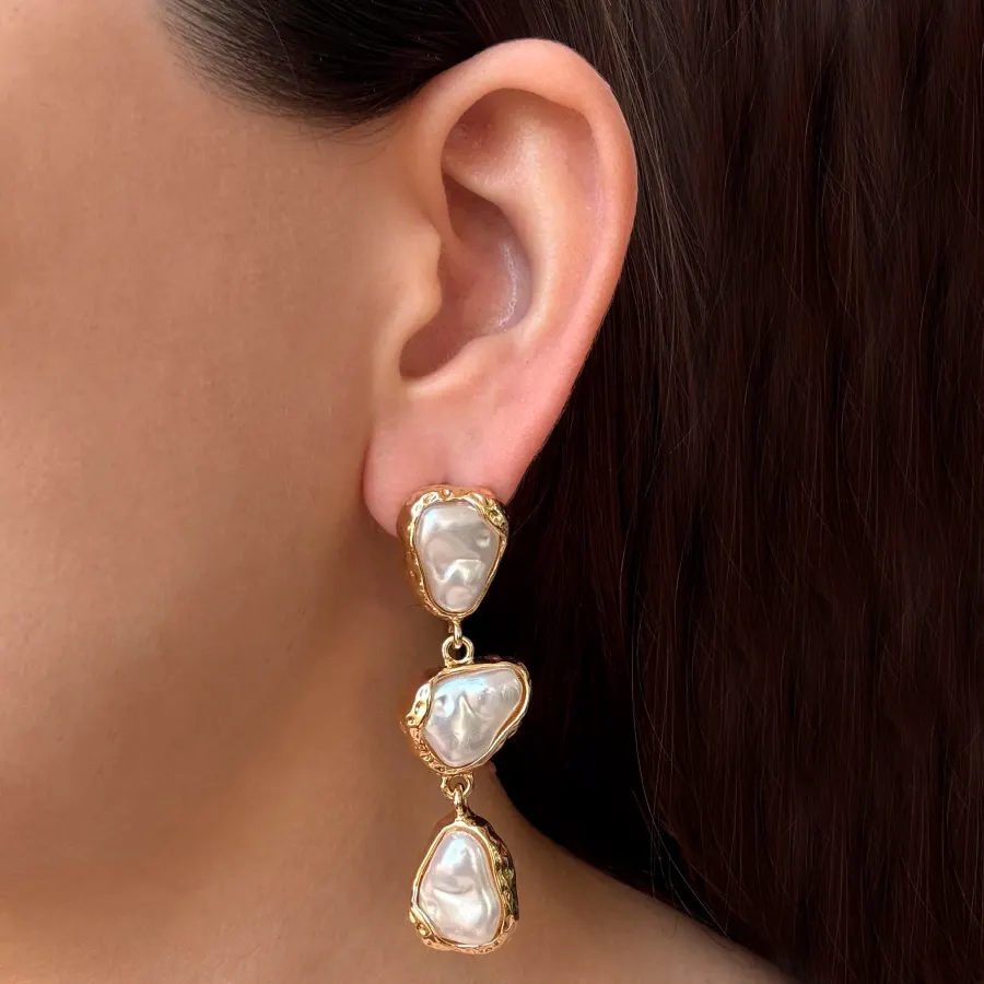 Aretes Dorados de Concha Irregular
