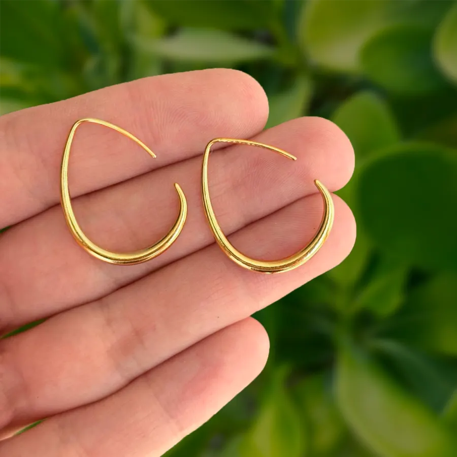Aretes Dorados Silueta de Gota