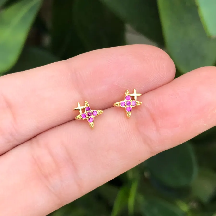 Aretes Estrella Magenta Chapa de Oro