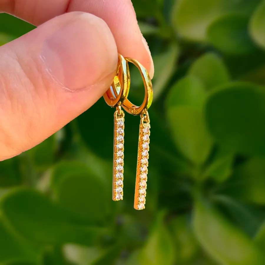 Aretes Dorados Arracada Largo de Zirconias Chapa de Oro