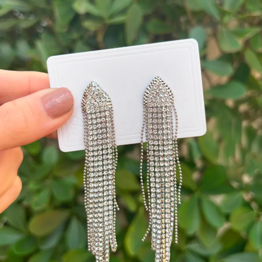 Aretes Plateados Elegantes Largos Brillantes