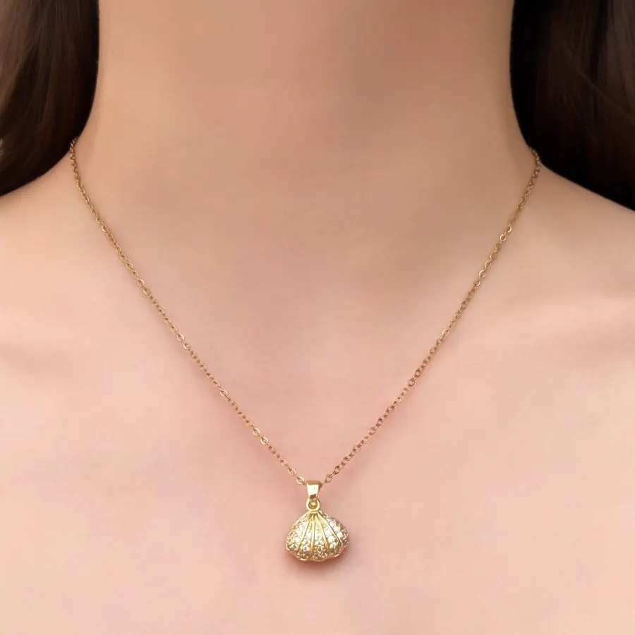 Collar Dorado Concha con Perla Interior Acero de Titanio