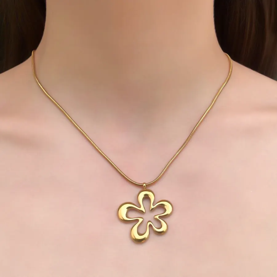 Collar Dorado Flor Acero de Titanio