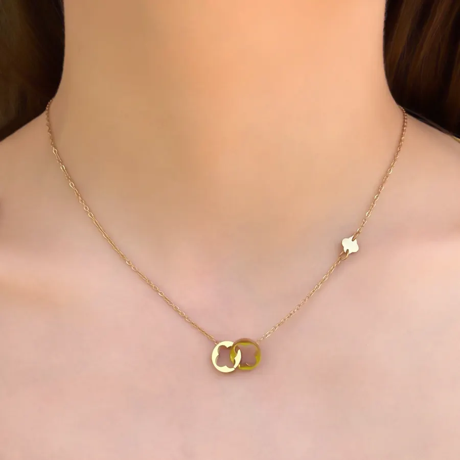 Collar Dorado Trebol Enlazado Acero de Titanio