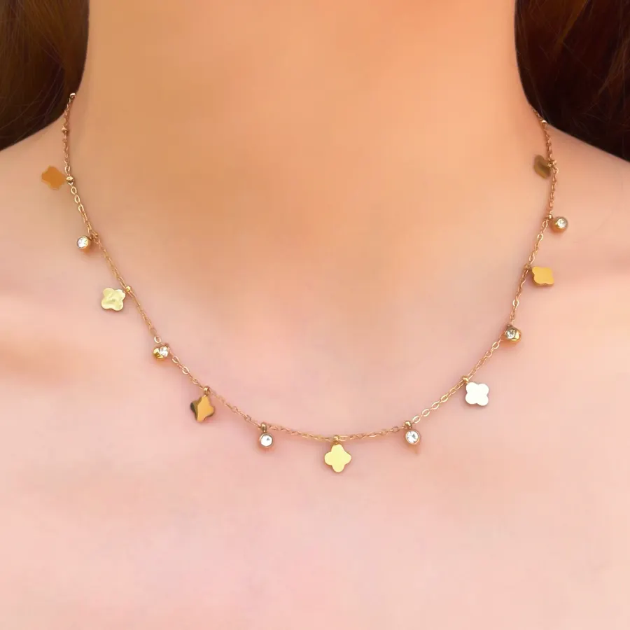 Collar Dorado Trebol Zirconia Acero de Titanio