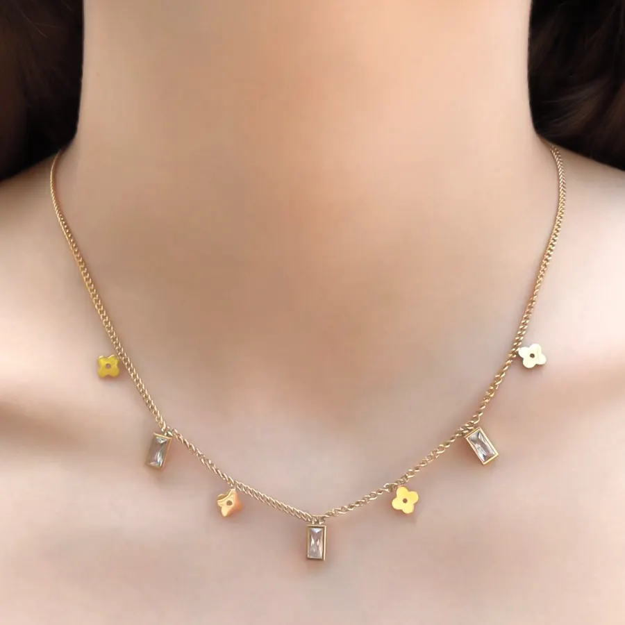 Collar Dorado Trébol y Zirconia Acero Inoxidable