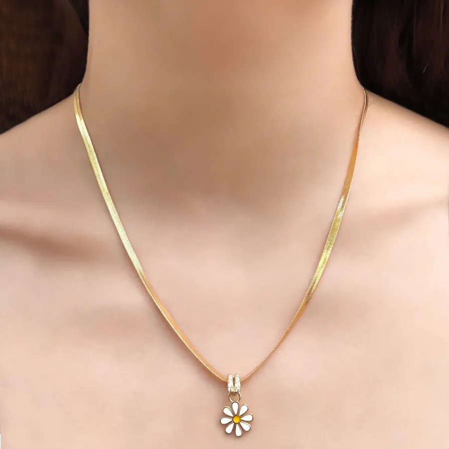 Collar Flor Blanca Chapa de Oro