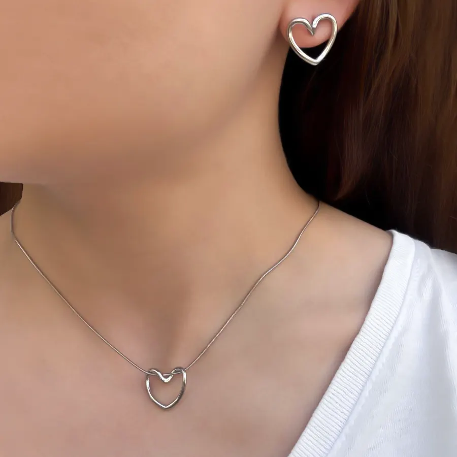 Collar y Aretes Plateado Corazon Enlazado Acero Inoxidable