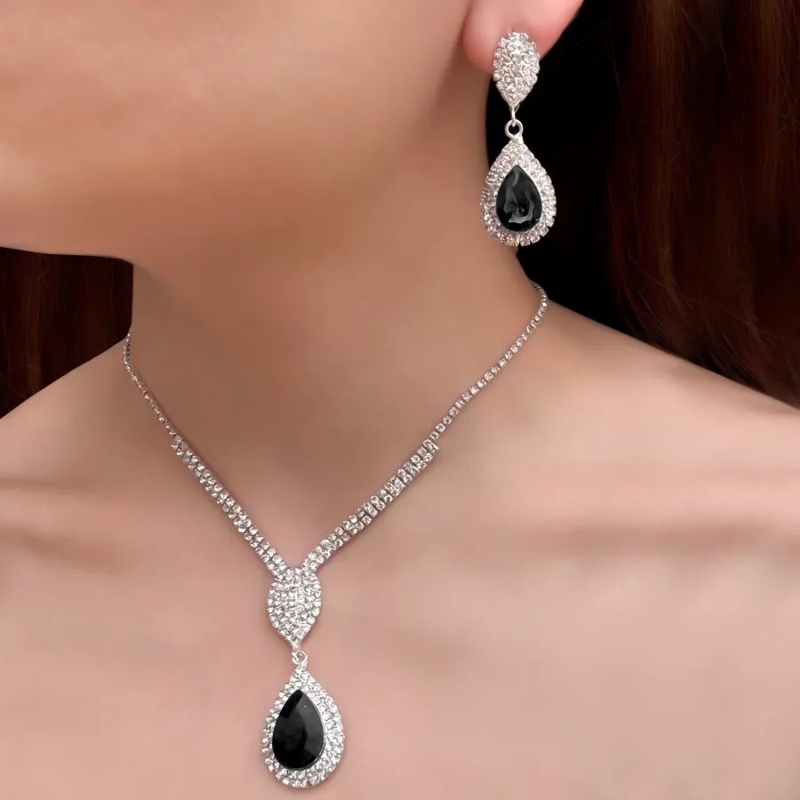 Collar y Aretes Negro Pedreria