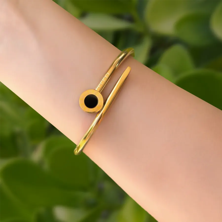 Pulsera Dorada Clavo Negro Aro Acero de Titanio